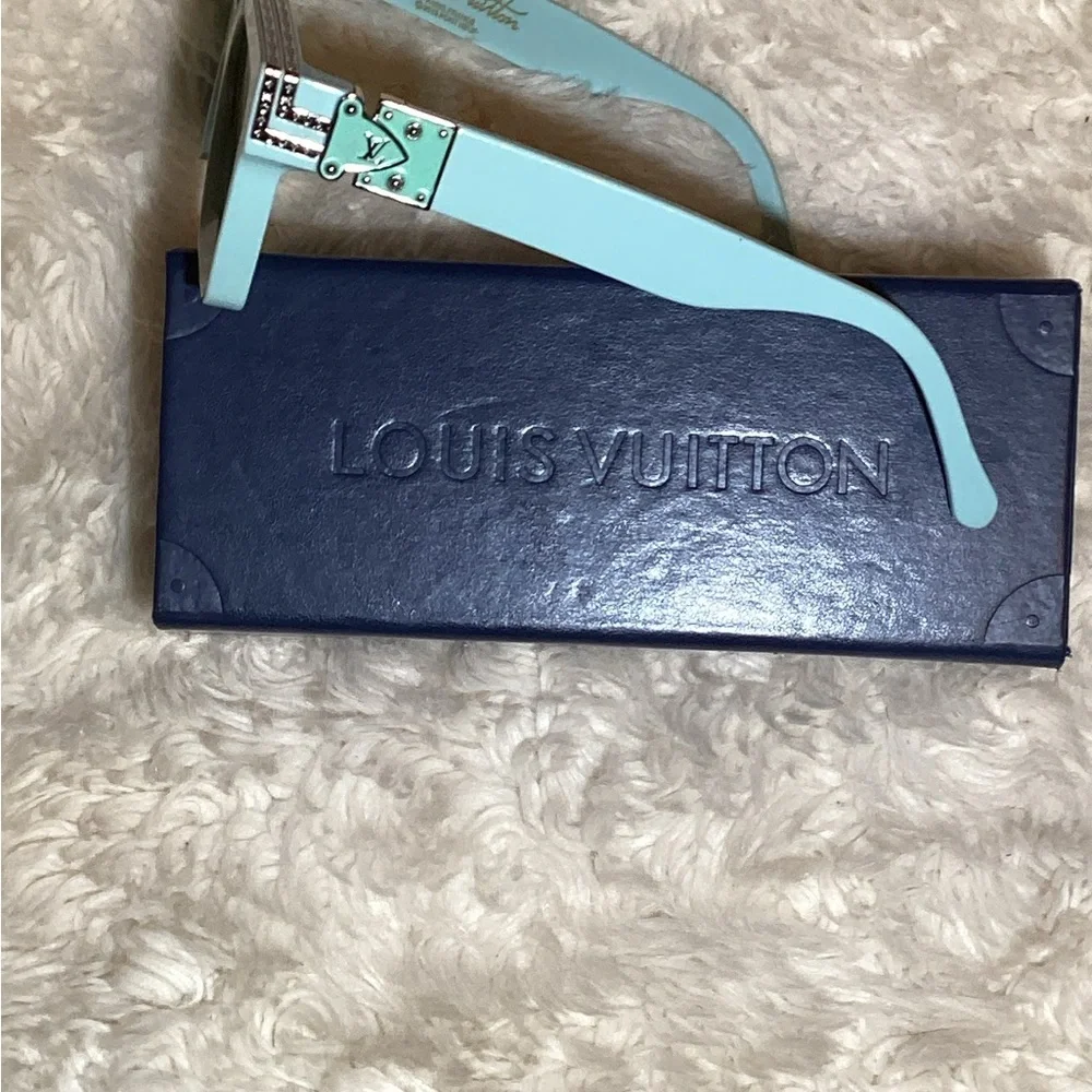 Louis Vuitton women’s  green plastic sunglasses